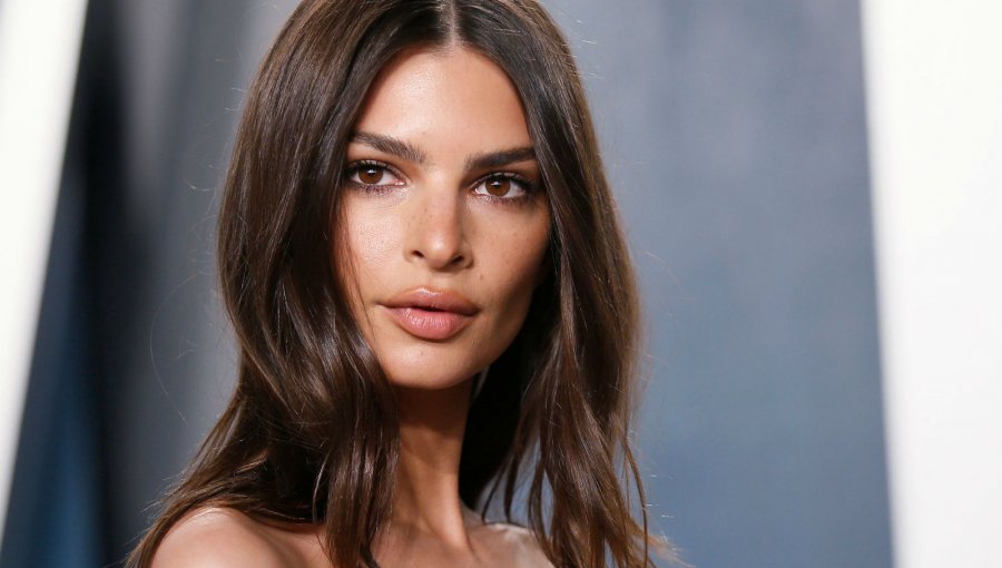 Emily Ratajkowski anuncia su primer embarazo con artístico clip y sensual desnudo