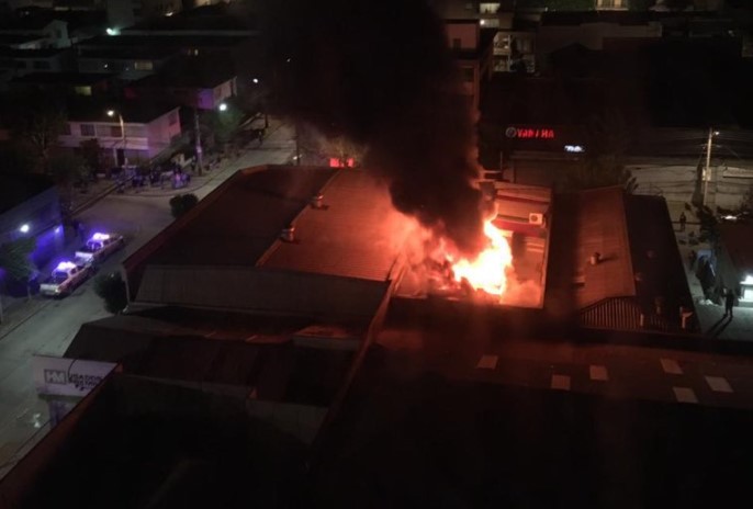 Incendio estructural afecta a locales comerciales en sector de 14 Norte en Viña del Mar