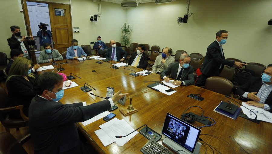 Comisión aprueba proyecto que permite retener el 10% de fondos de AFP a quienes adeuden pensiones de alimento