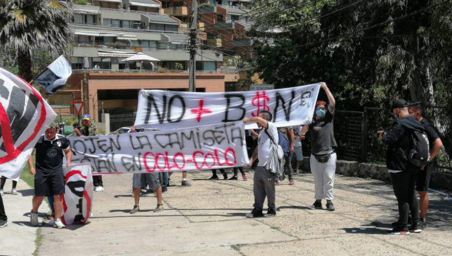 Hinchas de Colo-Colo protagonizaron incidentes en calles de Viña del Mar: se manifestaron contra Blanco y Negro