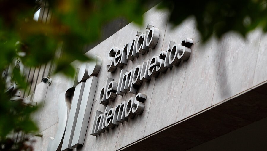 SII habría rebajado $1.400 millones en impuestos a Penta por "gasto necesario" en asesorías legales