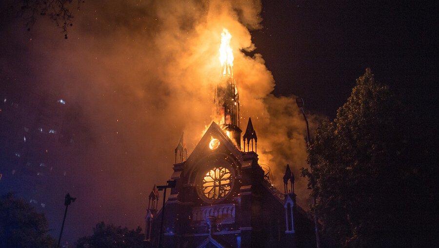 Comisión Chilena de DD.HH. se querella contra ex cabo de la Armada por incendio en iglesia San Francisco de Borja