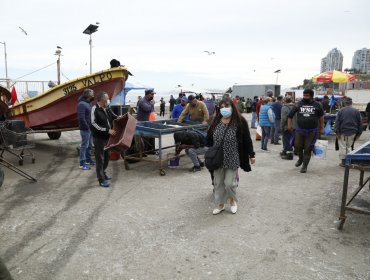 Entregan tres carros de venta de productos del mar para pescadores artesanales de la provincia de San Antonio