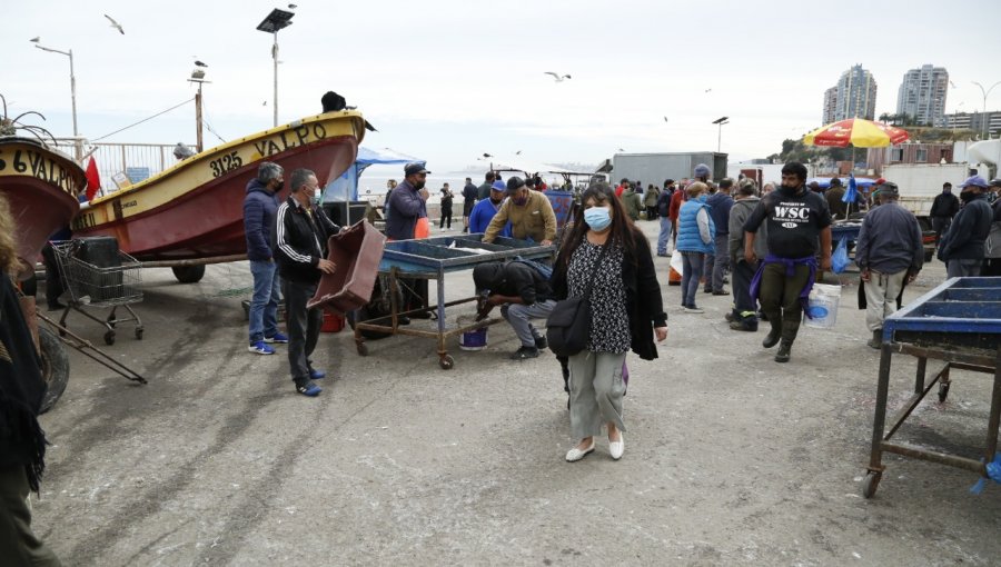 Entregan tres carros de venta de productos del mar para pescadores artesanales de la provincia de San Antonio