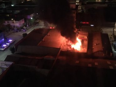 Incendio estructural afecta a locales comerciales en sector de 14 Norte en Viña del Mar