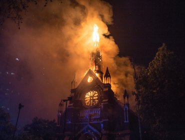 Comisión Chilena de DD.HH. se querella contra ex cabo de la Armada por incendio en iglesia San Francisco de Borja