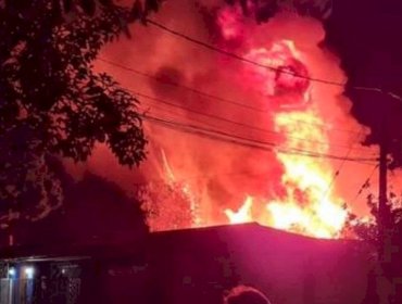 Tres hermanos fallecieron a raíz de un incendio en Lo Espejo: fuego arrasó con cinco casas