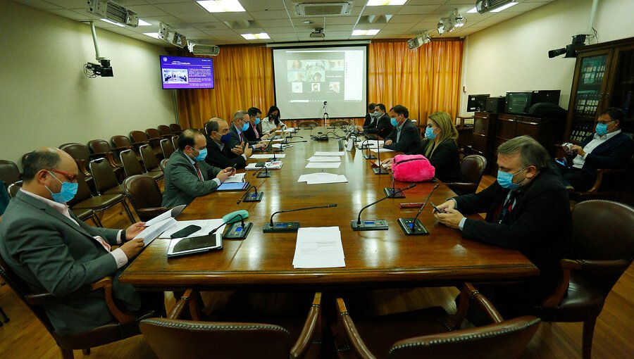 Comisión de Constitución de la Cámara acordó conocer postura de alcaldes y cores antes de votar proyecto de inhabilidades