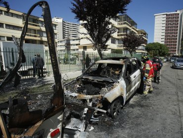 Detienen a dos sujetos involucrados en incendio intencional de auto y casa rodante en Viña del Mar