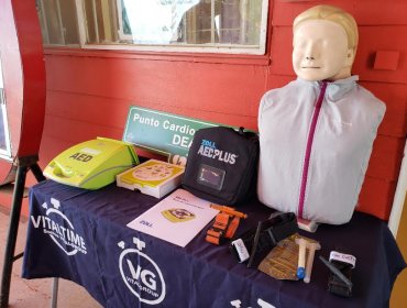 Escuela España de Valparaíso recibió desfibrilador automático que servirá para todo el cerro Monjas