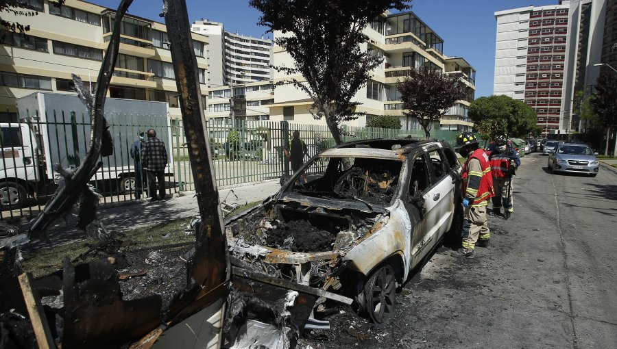 Detienen a dos sujetos involucrados en incendio intencional de auto y casa rodante en Viña del Mar