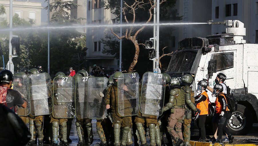 Detienen a adolescente que portaba dentro de sus pertenencias cinco artefactos incendiarios en Recoleta