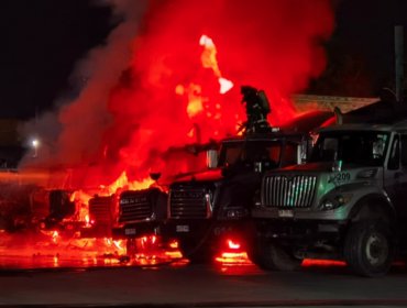 Cinco camiones quemados deja incendio en empresa de cementos de Renca