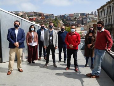 Corporación de Turismo de Valparaíso reparte termómetros y kit de señalética de seguridad a locales comerciales