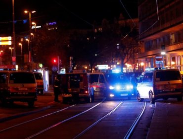 Una serie de atentados terroristas en cercanías a sinagoga en Viena deja al menos dos muertos y varios heridos