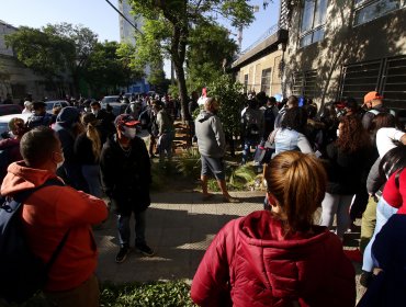 Cientos de migrantes pernoctaron en Departamento de Extranjería en Santiago