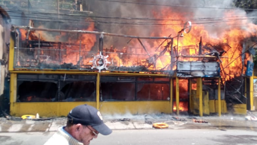 Restaurante queda completamente consumido tras incendio en el camino costero de Concón