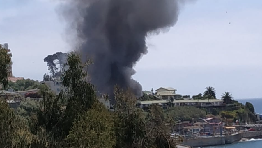 Incendio afectó al tercer piso de un edificio en el cerro Playa Ancha de Valparaíso