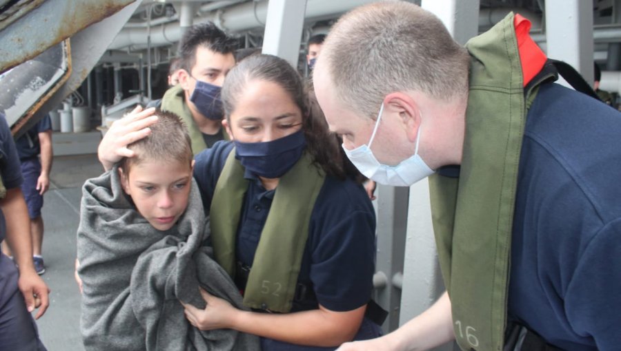 Buque de la Armada rescata a seis personas tras volcarse yate en la bahía de Panamá