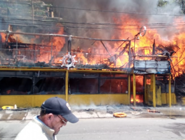 Restaurante queda completamente consumido tras incendio en el camino costero de Concón