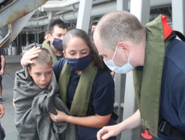 Buque de la Armada rescata a seis personas tras volcarse yate en la bahía de Panamá