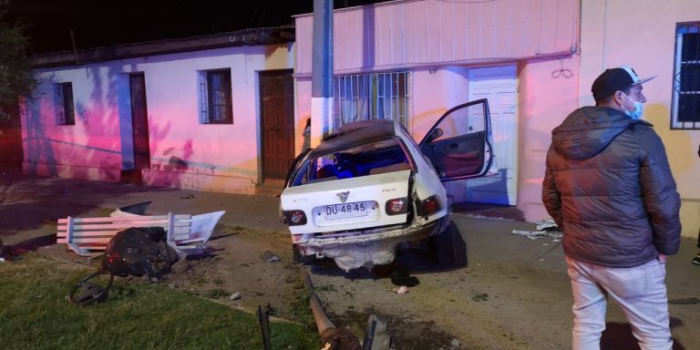 Menor de edad protagonizó violento choque en Quillota: se estrelló contra un poste y una vivienda