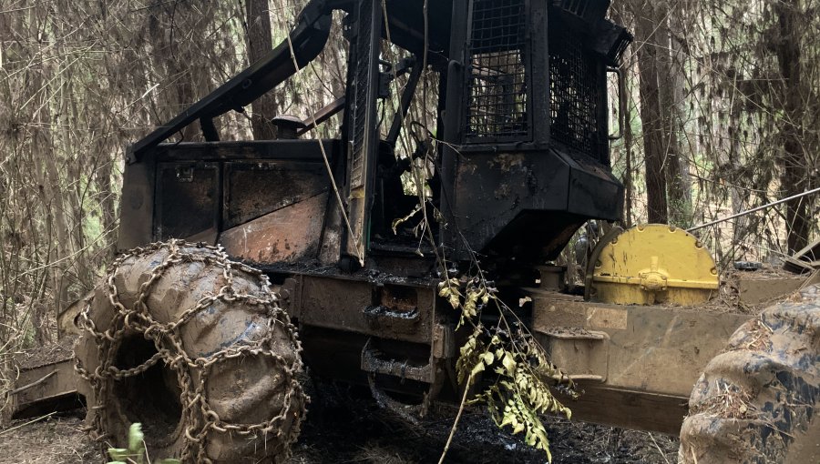 Tras ataque incendiario en La Araucania, PDI encuentra panfletos exigiendo la salida de empresas forestales