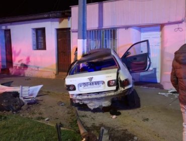 Menor de edad protagonizó violento choque en Quillota: se estrelló contra un poste y una vivienda