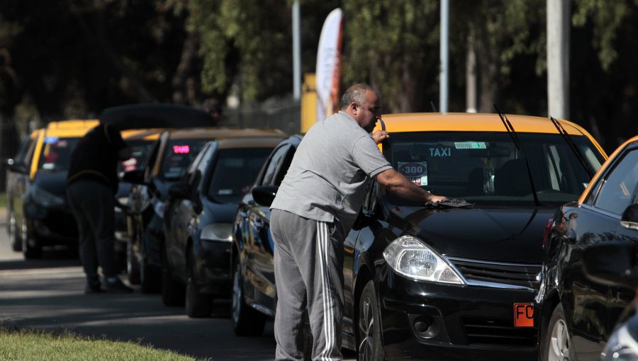 Parque de taxis seguirá congelado por otros cinco años: Congreso despachó ley