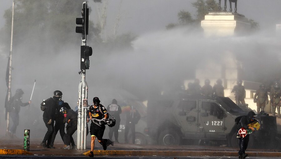 Nueva jornada de manifestaciones se registran en plaza Baquedano e inmediaciones