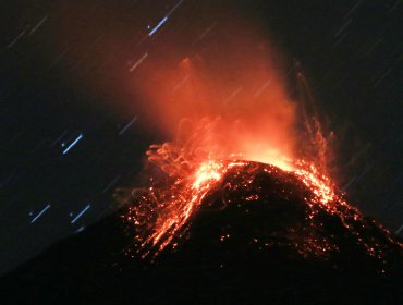 Explosión en volcán Villarrica arrojó incandescencia a 220 metros de altura