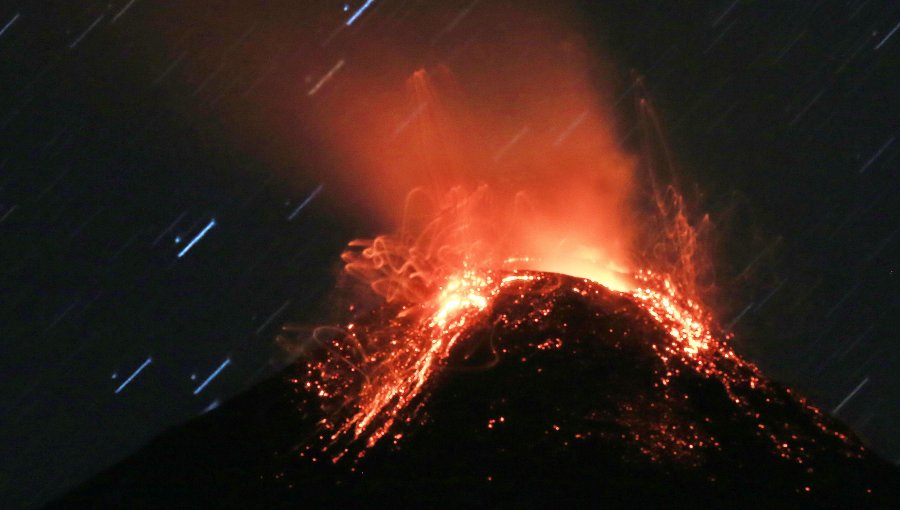 Explosión en volcán Villarrica arrojó incandescencia a 220 metros de altura