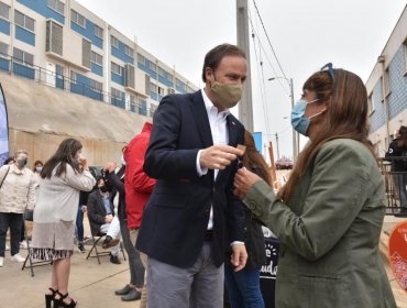 Ministerio de Vivienda cierra campamento en Valparaíso y 105 familias reciben sus departamentos