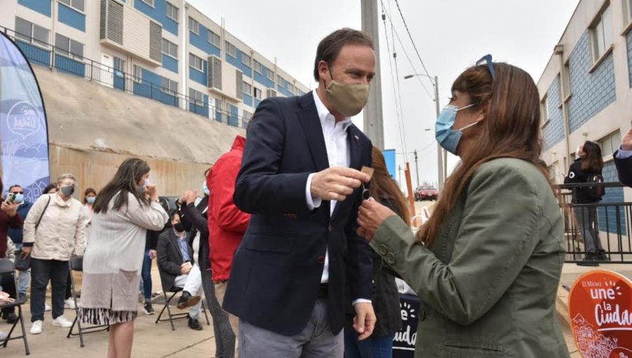 Ministerio de Vivienda cierra campamento en Valparaíso y 105 familias reciben sus departamentos