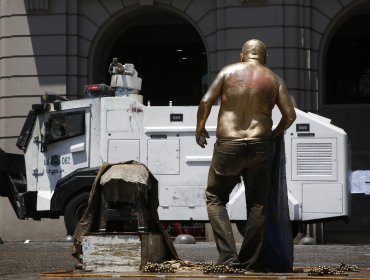 Manifestantes protestaron en la plaza de Armas de Santiago para pedir la libertad de presos durante el estallido social