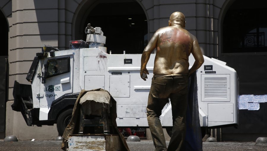 Manifestantes protestaron en la plaza de Armas de Santiago para pedir la libertad de presos durante el estallido social