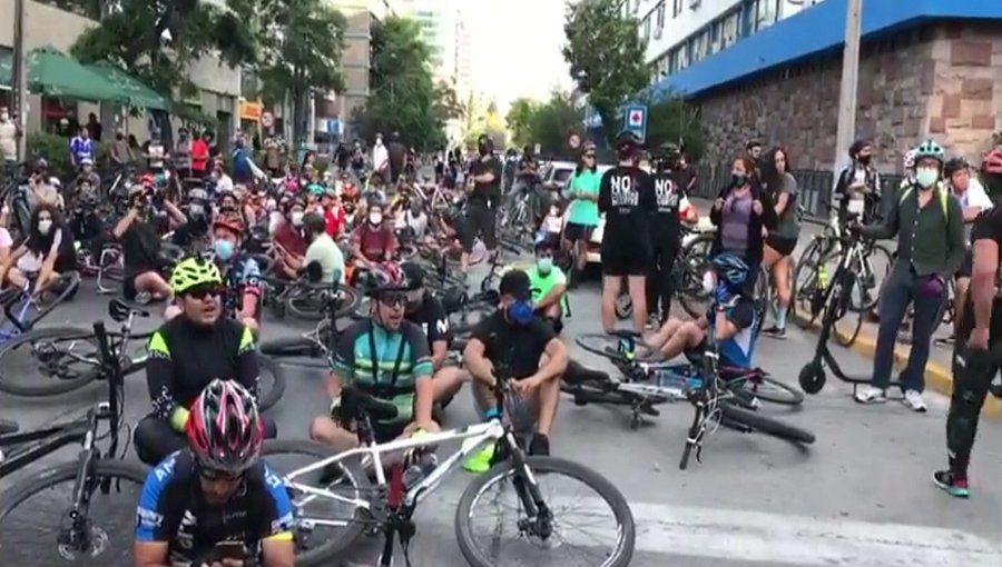 Carabineros fueron rescatados por una patrulla luego de que fueran atacados por ciclistas en Providencia