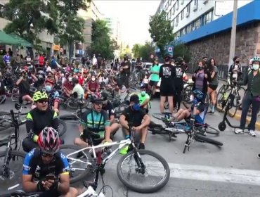 Carabineros fueron rescatados por una patrulla luego de que fueran atacados por ciclistas en Providencia