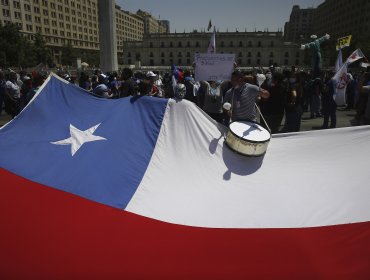 Gremios de la Salud iniciaron paro y marcharon por el centro de Santiago