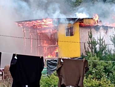 Incendio en Laguna Verde deja dos viviendas consumidas y otra con daños parciales