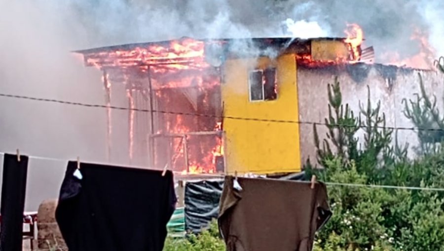 Incendio en Laguna Verde deja dos viviendas consumidas y otra con daños parciales