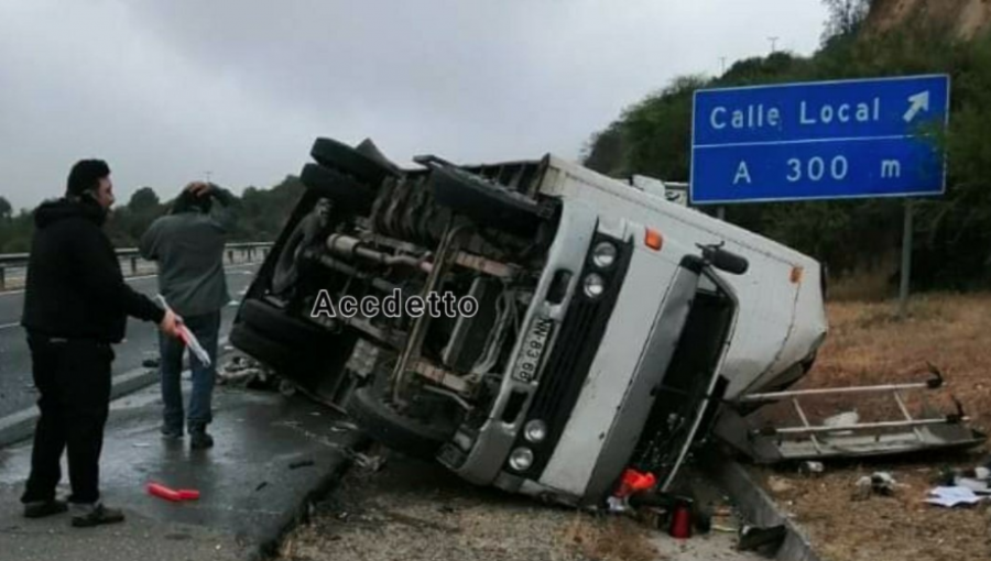 Curacaví: Dos lesionados deja colisión y posterior volcamiento de dos camiones en la ruta 68