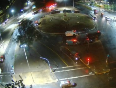 Nueva jornada de incidentes deja un bus y un paradero quemados e intento de derribar la estatua de Baquedano