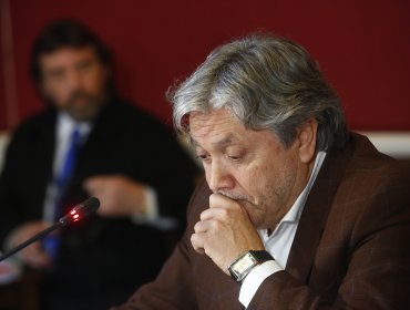 Senador Navarro registra leve mejoría, pero deberá seguir conectado a ventilador mecánico y en la UCI