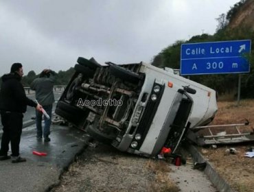 Curacaví: Dos lesionados deja colisión y posterior volcamiento de dos camiones en la ruta 68