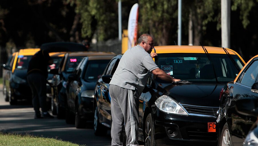 Extienden congelamiento del parque vehicular de taxis y colectivos hasta el 2025