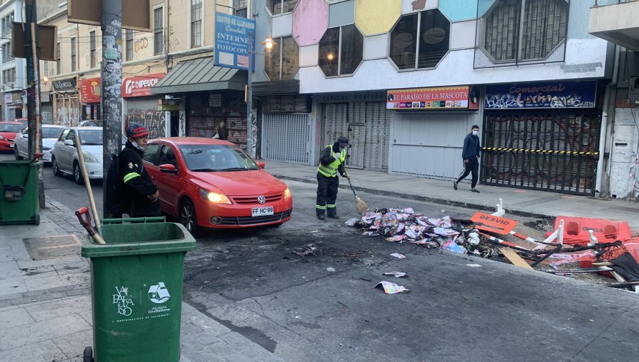 Con barricadas y enfrentamientos con Carabineros, se registra manifestación contra el Gobierno en el centro de Valparaíso