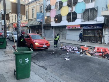 Con barricadas y enfrentamientos con Carabineros, se registra manifestación contra el Gobierno en el centro de Valparaíso