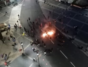 Barricadas y enfrentamientos se registraron en plaza Aníbal Pinto e inmediaciones en Valparaíso