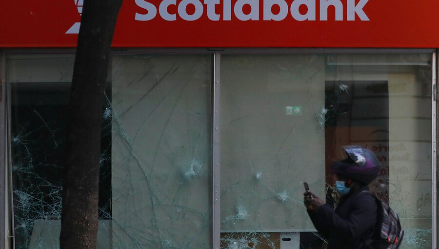 Sujetos saquearon sucursal del banco Scotiabank en Santiago durante manifestaciones